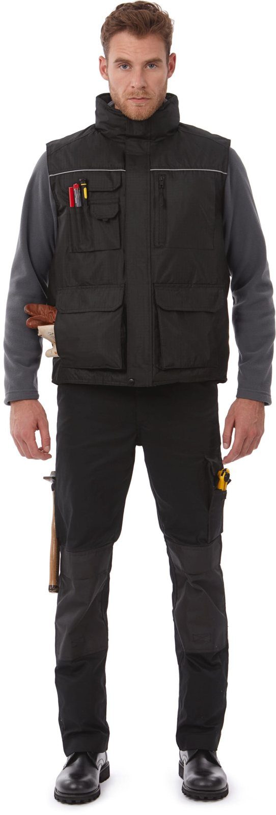 Man in een zwarte werkbodywarmer met veel zakken over een grijze top met lange mouwen
