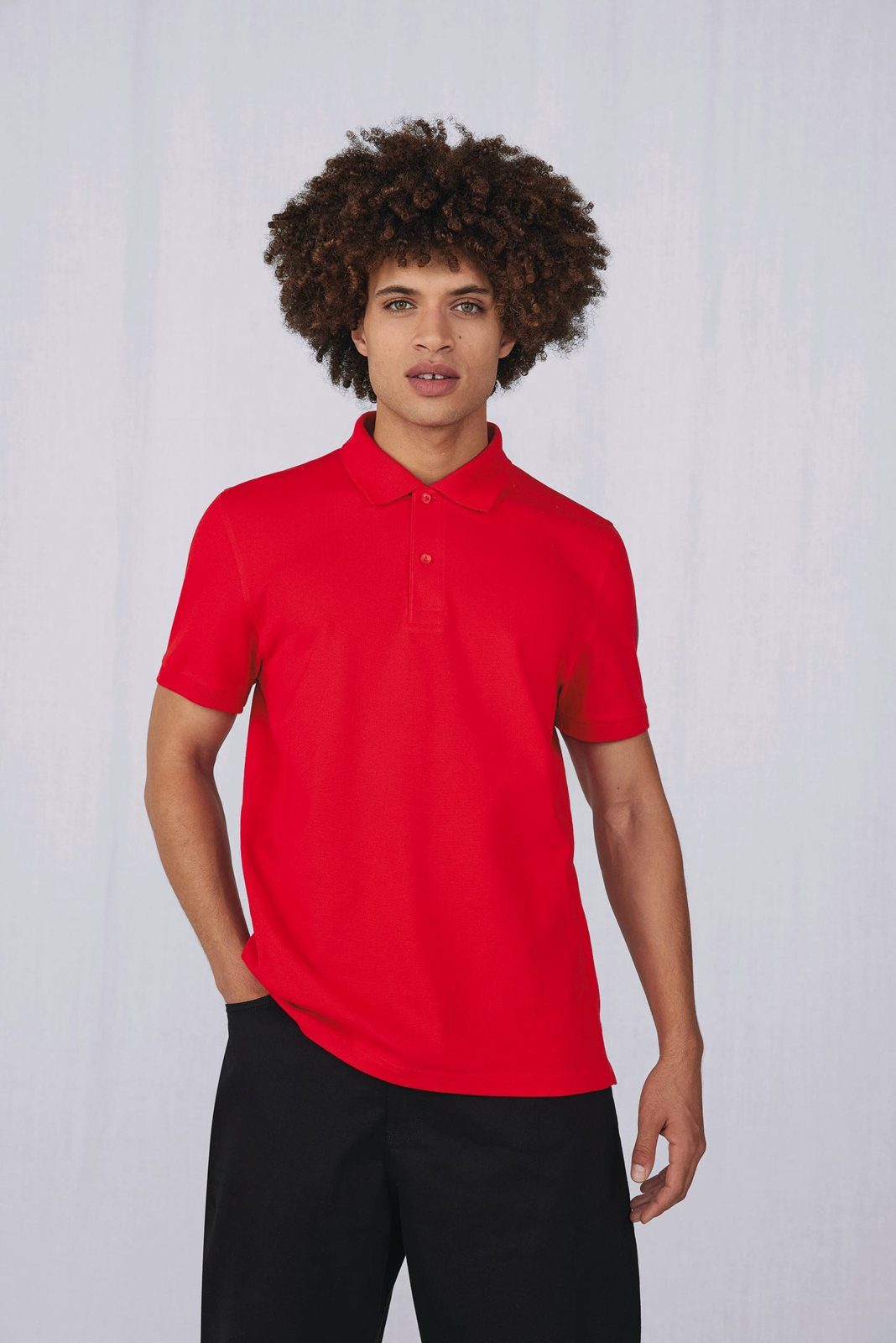 Jongeman in een polo van B&C
