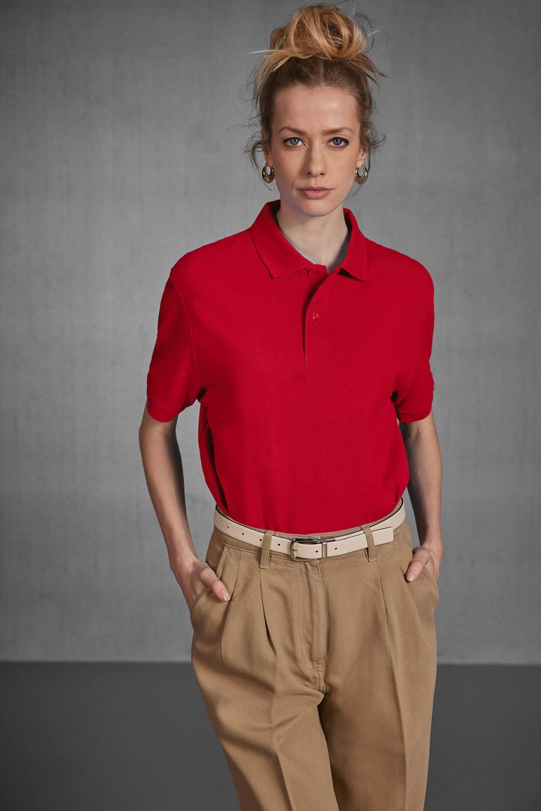 Vrouw in een rode polo van B&C