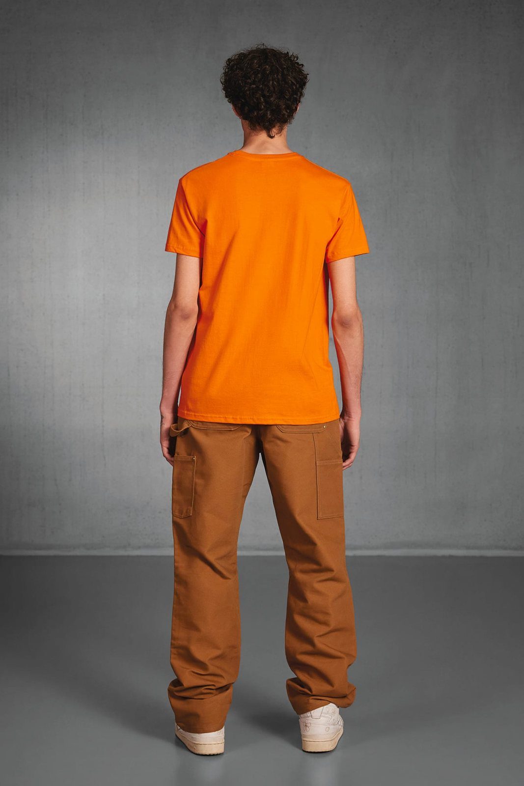 Model in een T-shirt van B&C