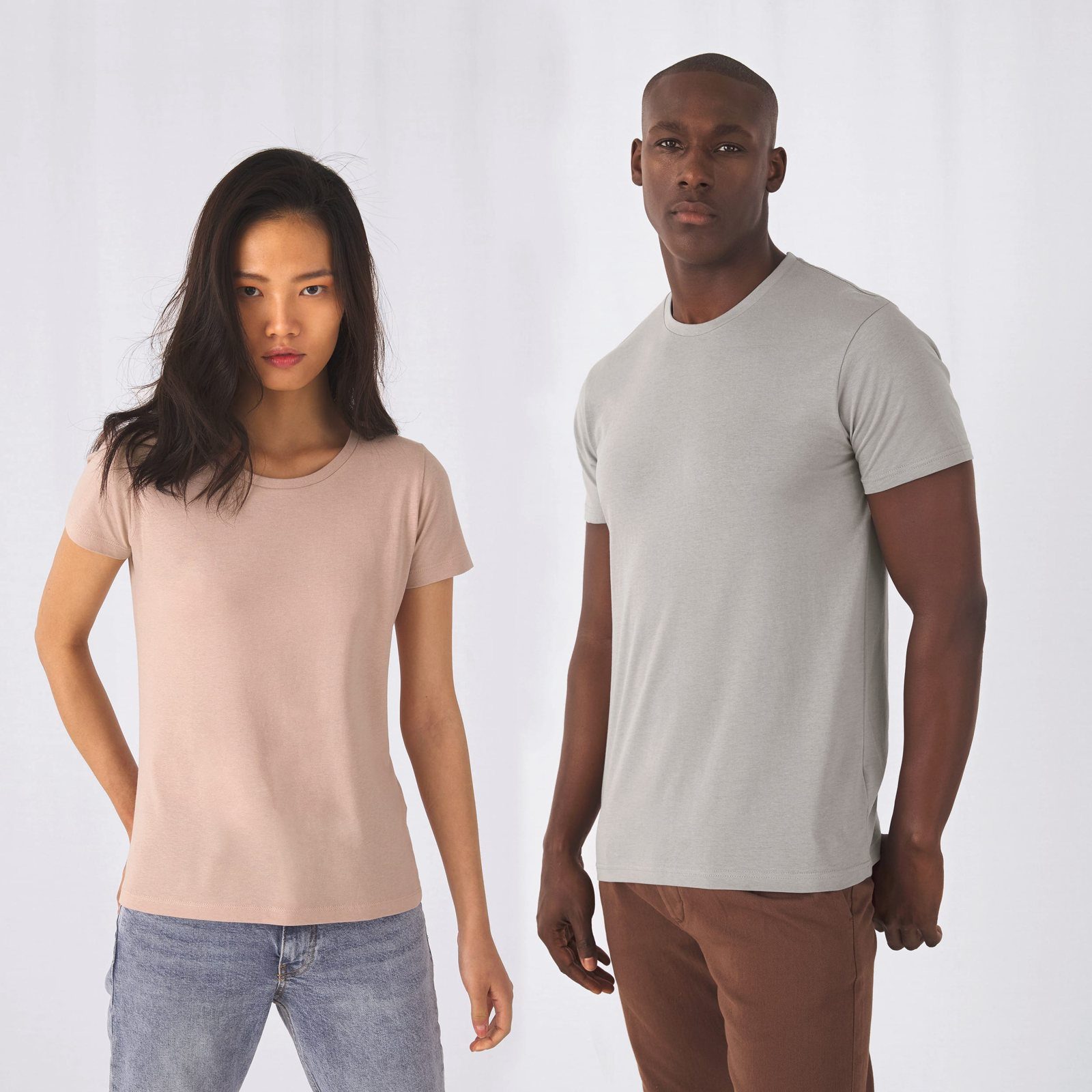 Vrouw en man in T-shirts van B&C