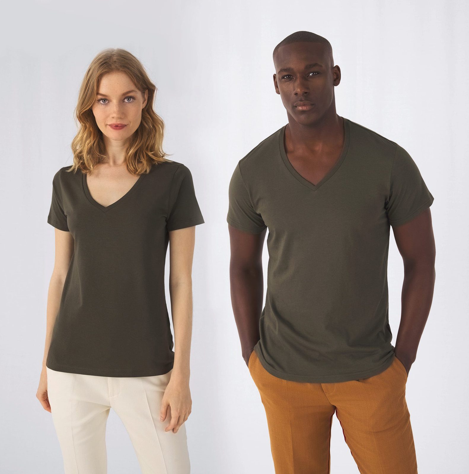 Vrouw en man in olijfgroene T-shirts met V-hals