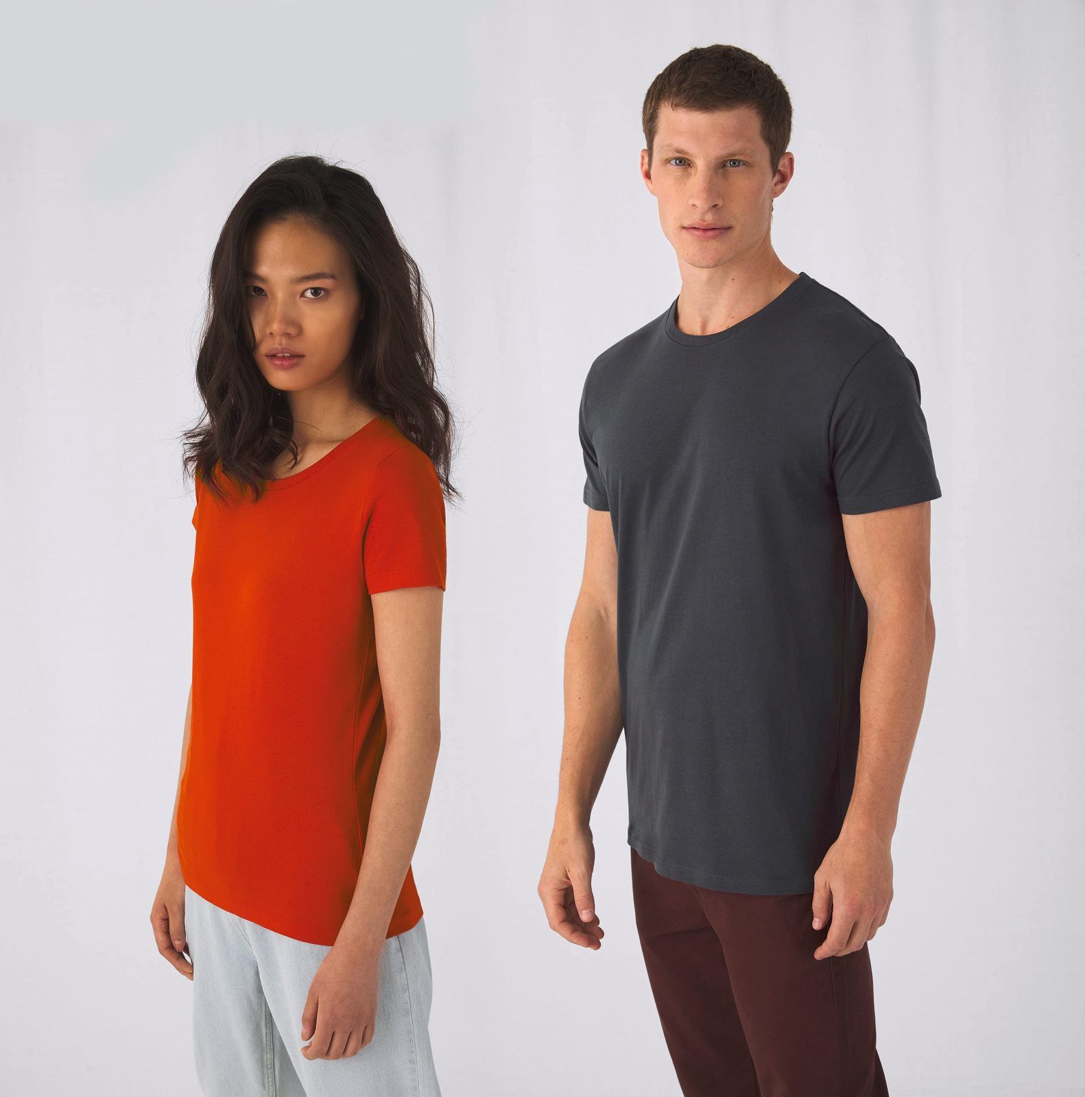 Vrouw en man in olijfgroene T-shirts