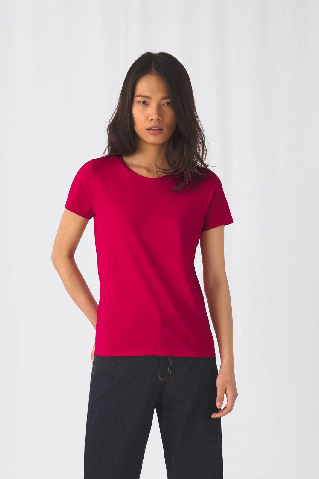 Vrouw in een fuchsiaroze T-shirt en een donkere broek