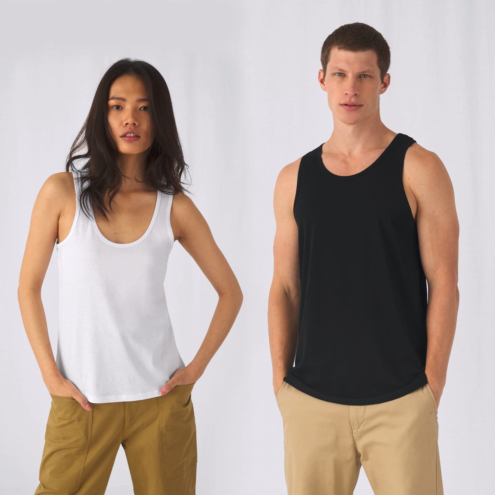 Vrouw in een witte en man in een zwarte tanktop