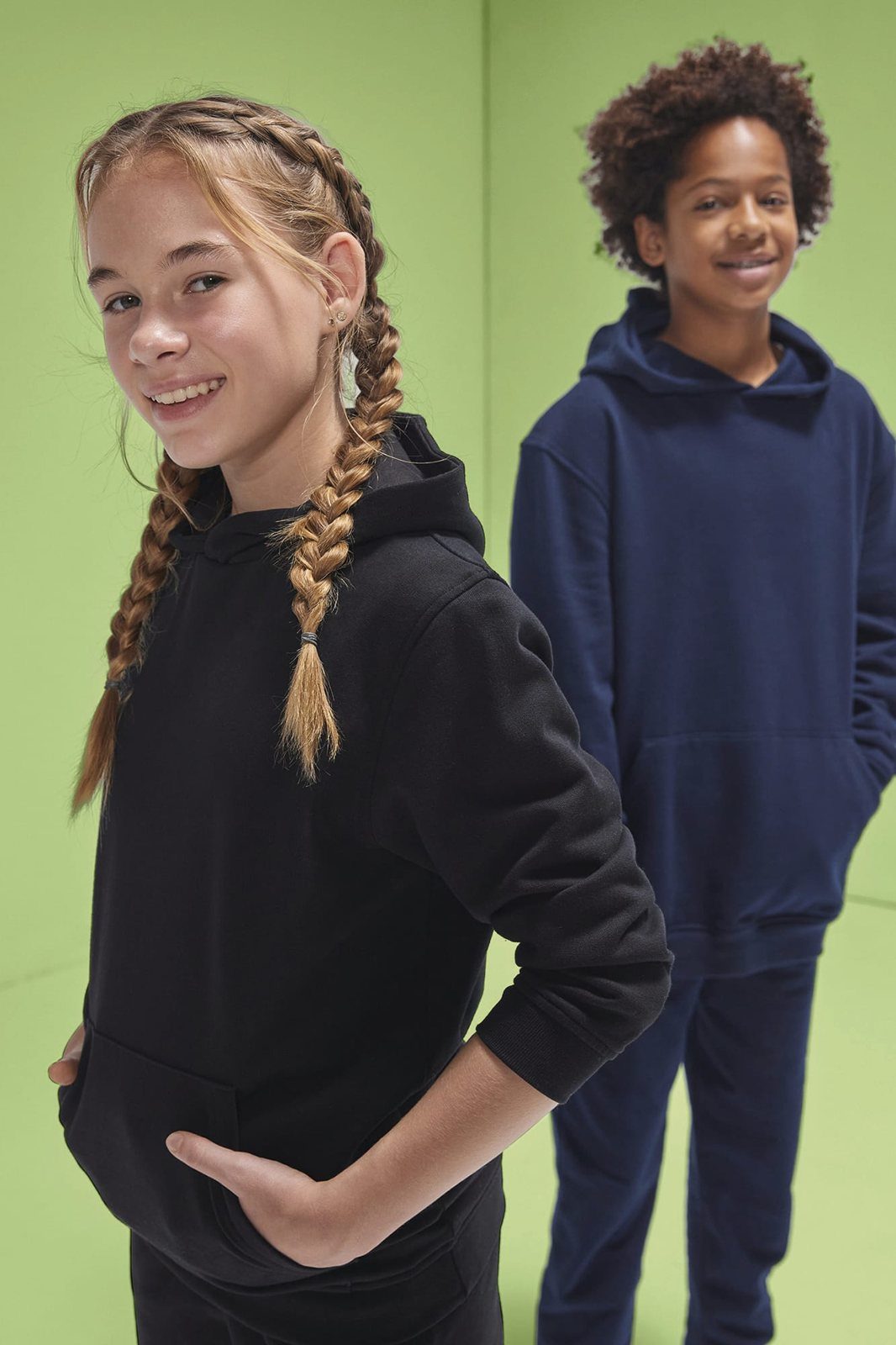 Kind in een hoodie van B&C