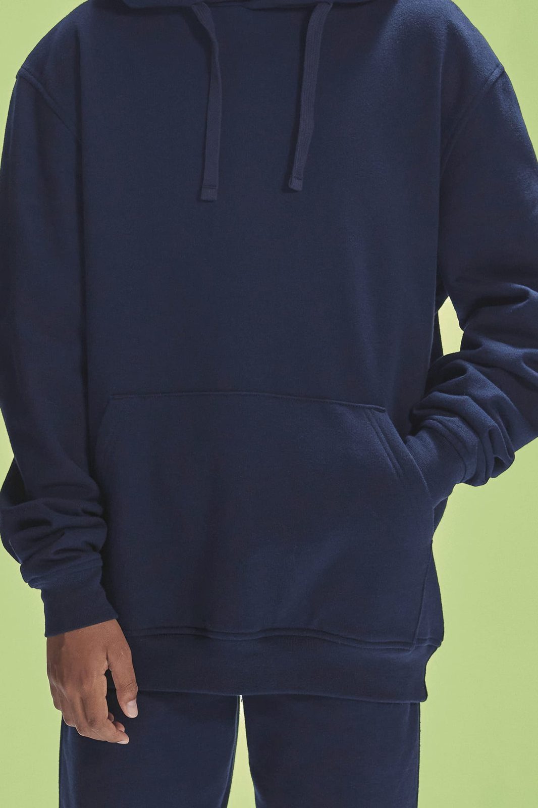 Close-up van een donkerblauwe hoodie met koordjes en buidelzak