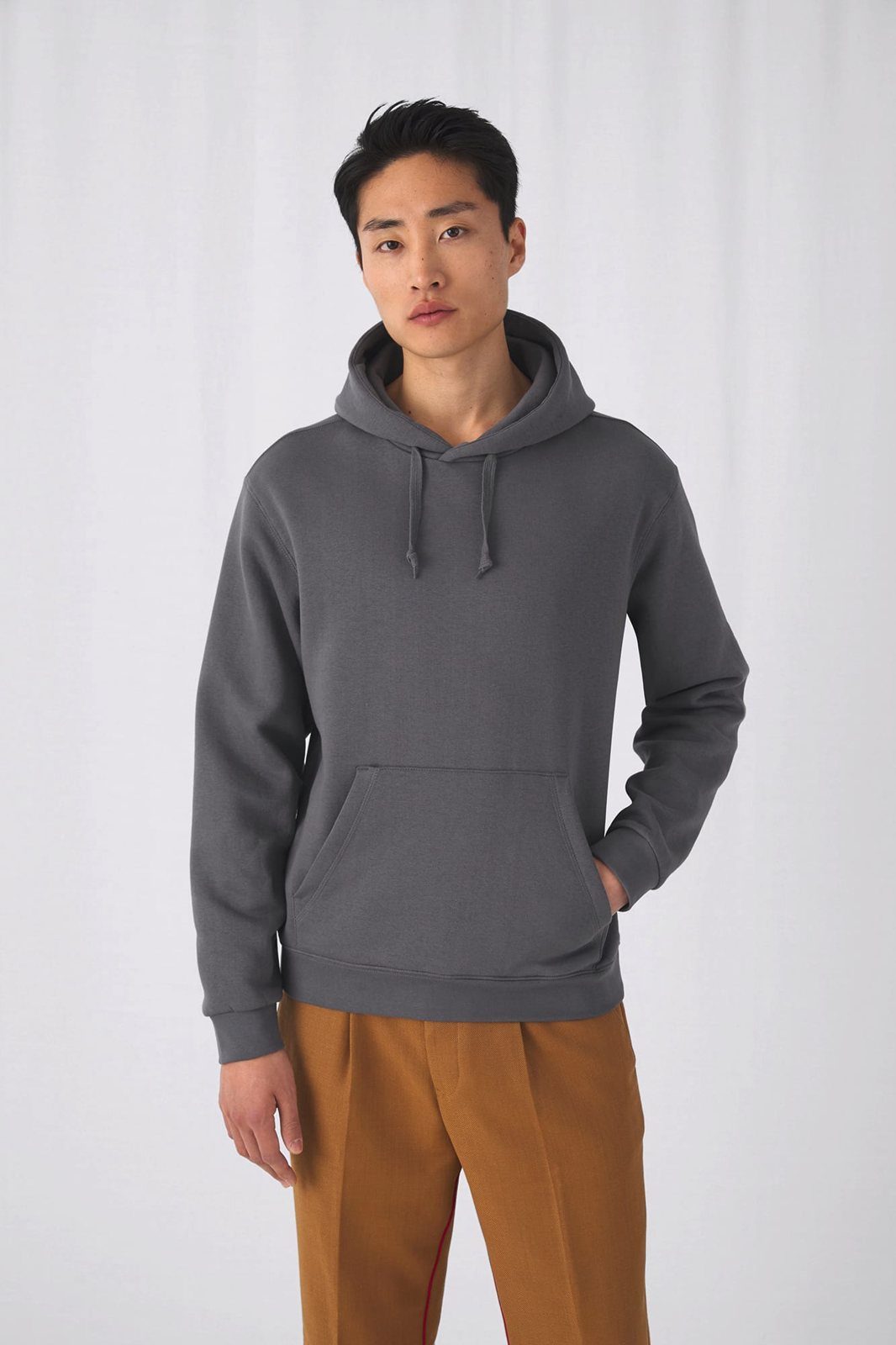 Model in een sweater van B&C