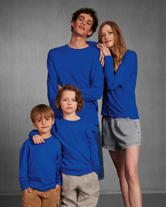 Twee volwassenen en twee kinderen in dezelfde koningsblauwe shirts