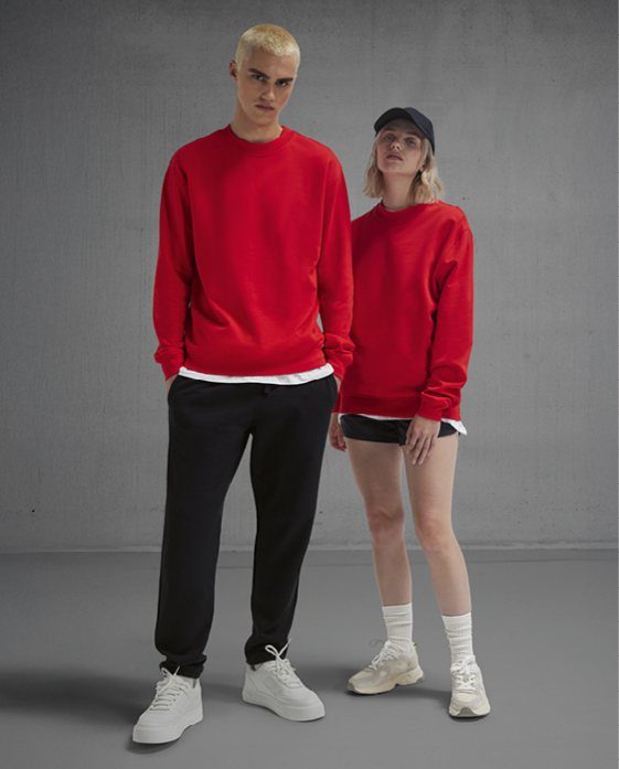 Man en vrouw in rode sweaters en joggingbroeken