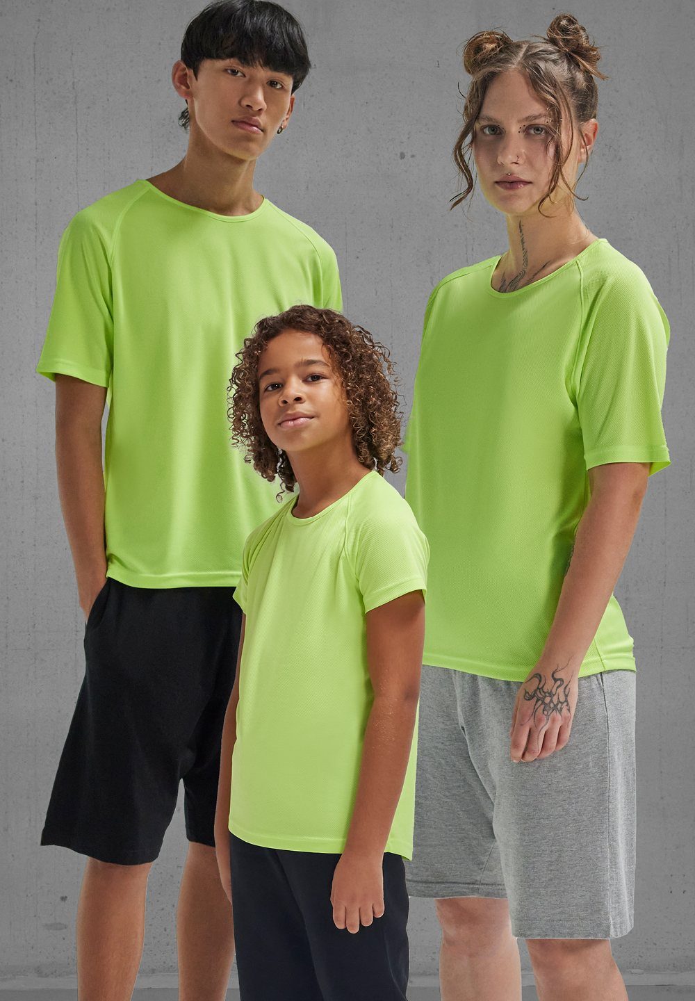 Twee volwassenen en een kind in fluorgele sportshirts