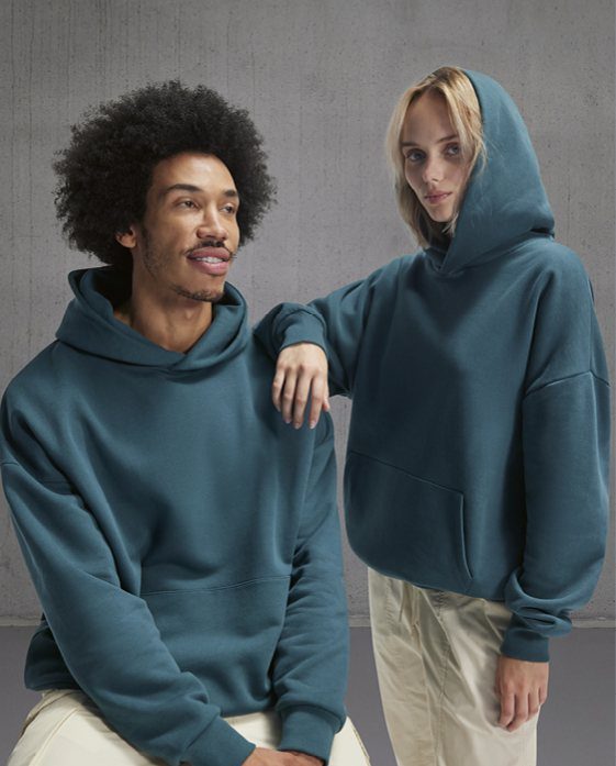 Man en vrouw in petrolblauwe hoodies, zij met de capuchon op