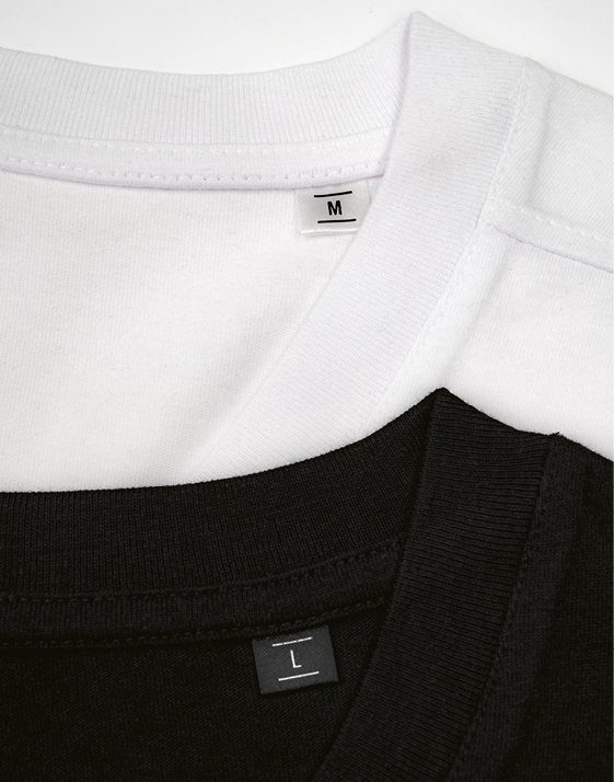 Close-up van de nek van een wit en een zwart T-shirt met alleen een maatlabel