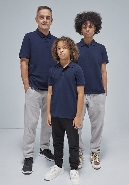 Man, vrouw en kind in dezelfde donkerblauwe polo's