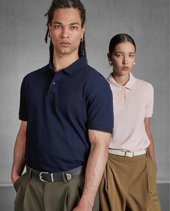 Man in een donkerblauwe polo en vrouw in een lichtroze polo