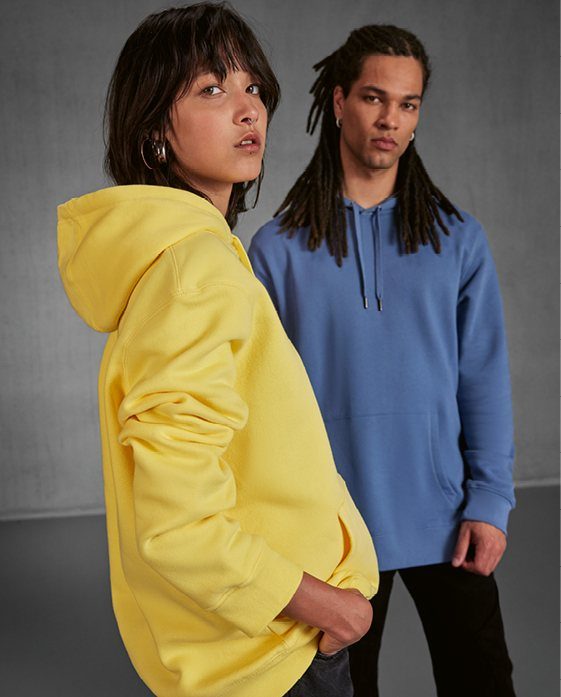 Vrouw in een gele hoodie en man in een blauwe hoodie