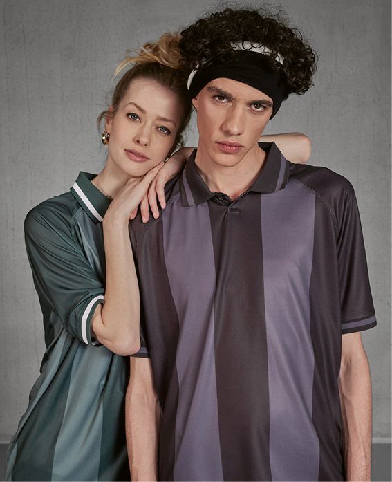 Vrouw en man in grijs-paars gestreepte sportshirts