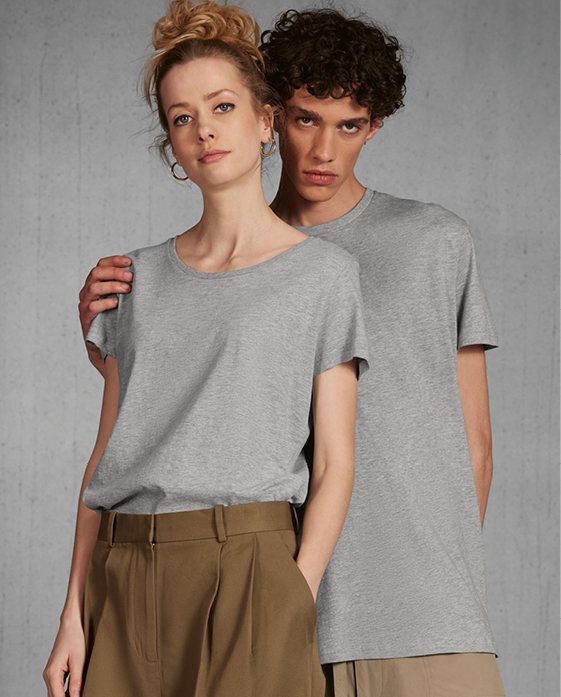Vrouw en man in grijs gemêleerde T-shirts