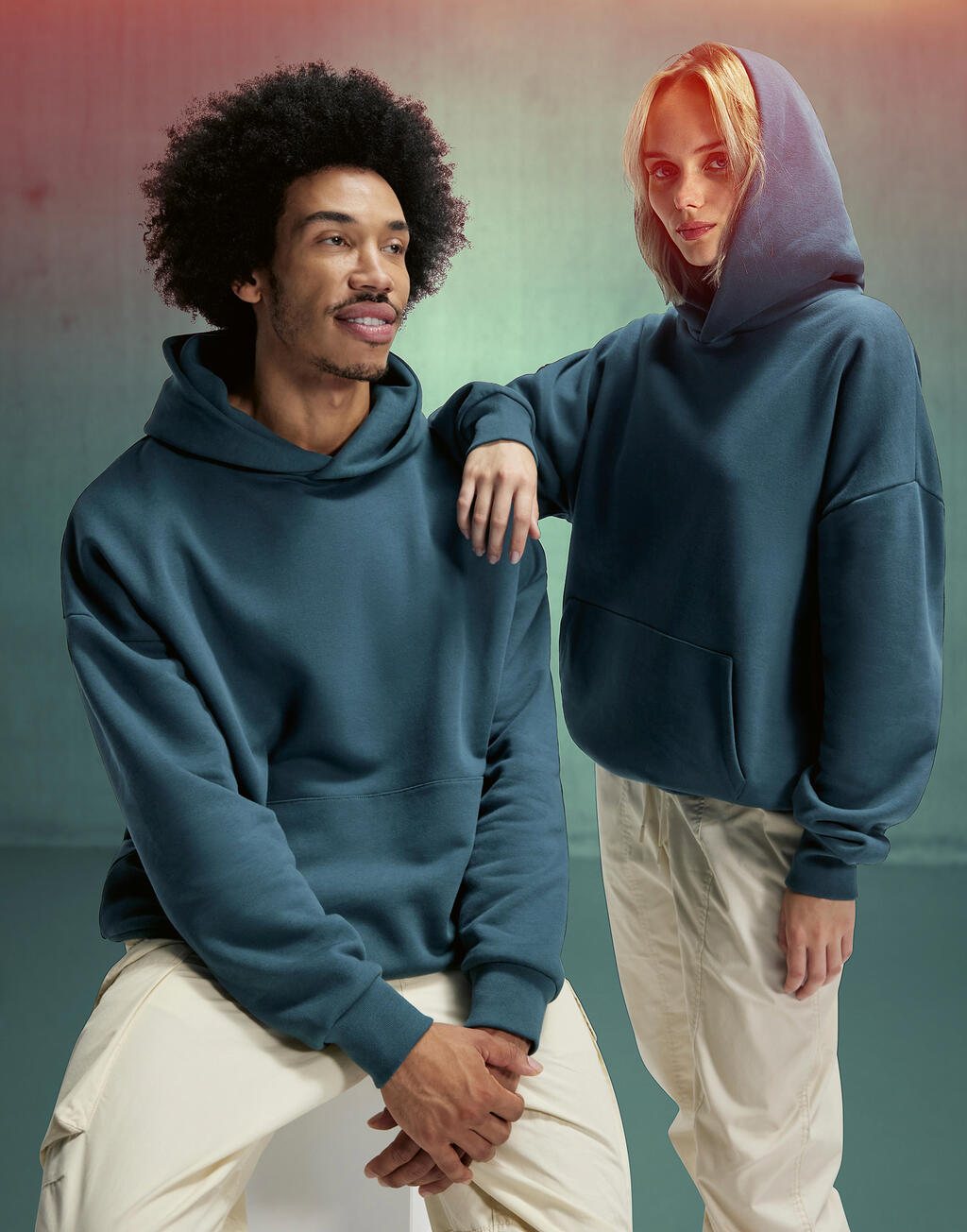 Twee mensen in een petrolblauwe hoodie