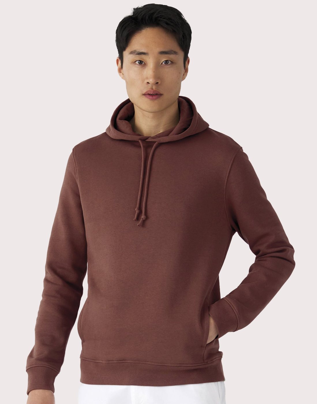 Man in een bruine hoodie
