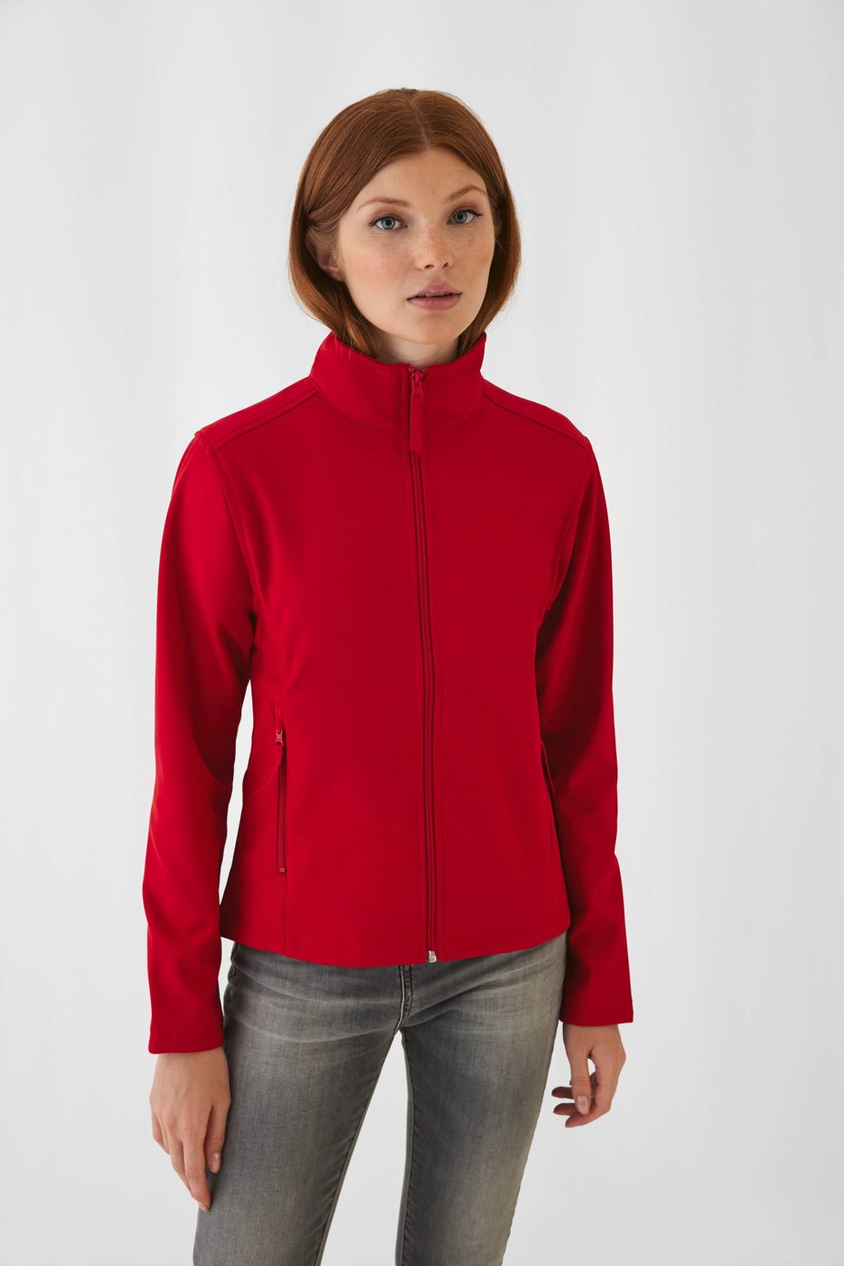 Vrouw in een rode softshell jas met rits