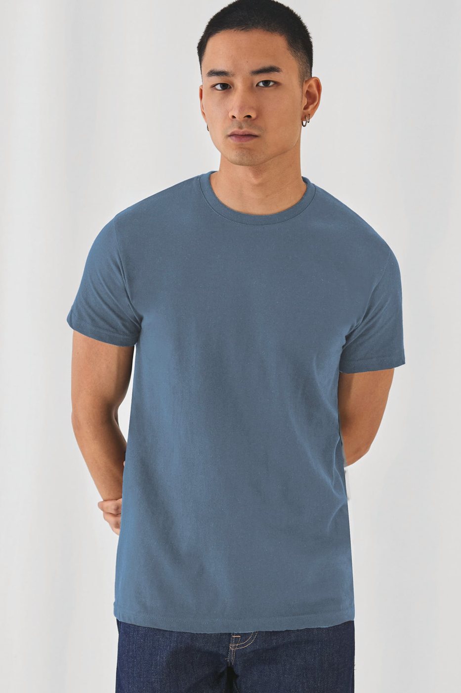 Man in een grijsblauw T-shirt met ronde hals
