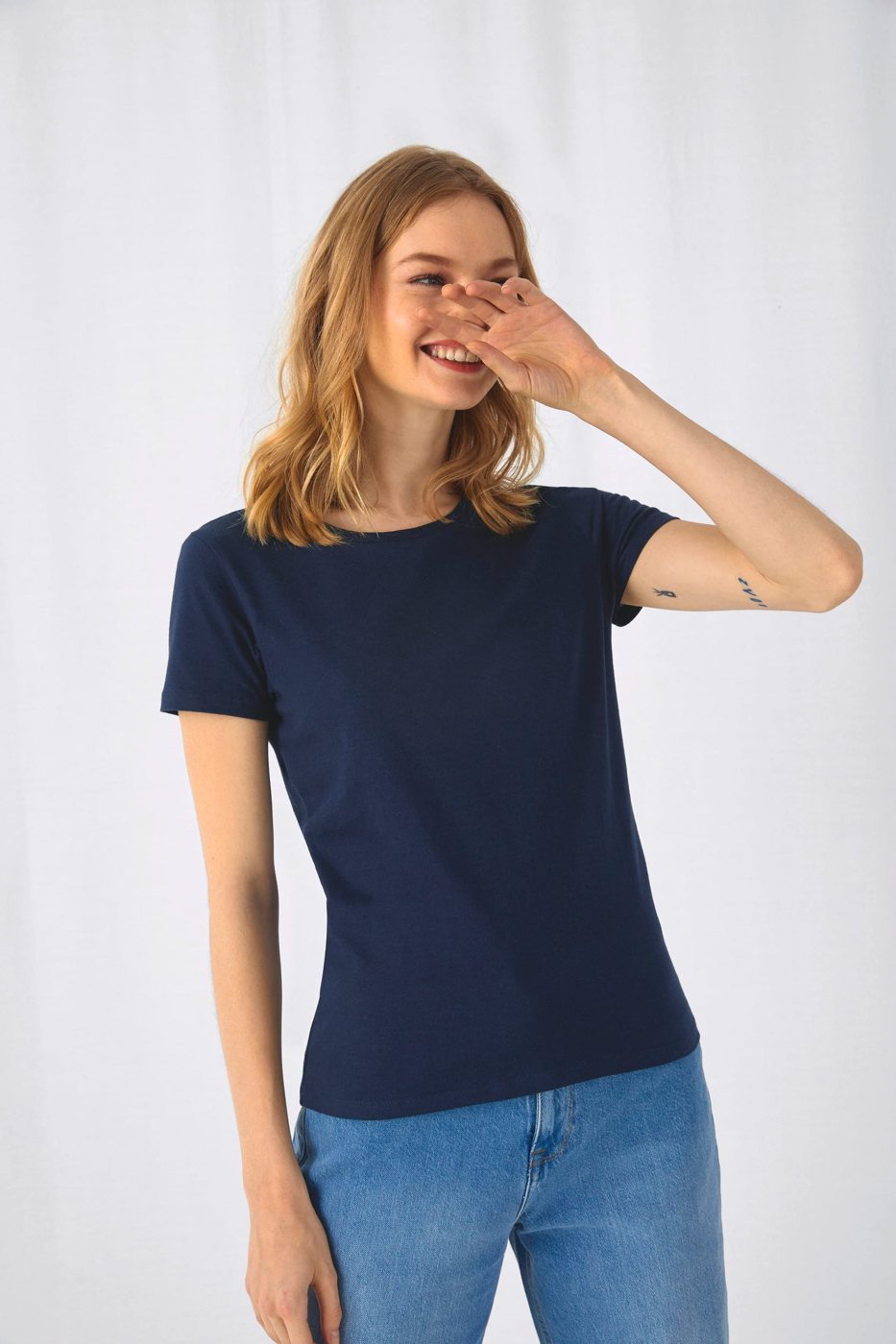 Lachende vrouw in een navy T-shirt