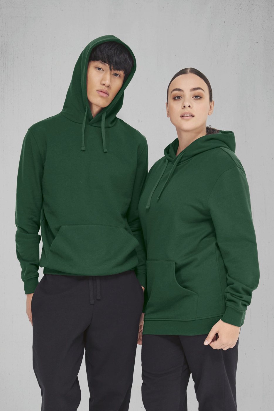 Twee mensen in een donkergroene hoodie