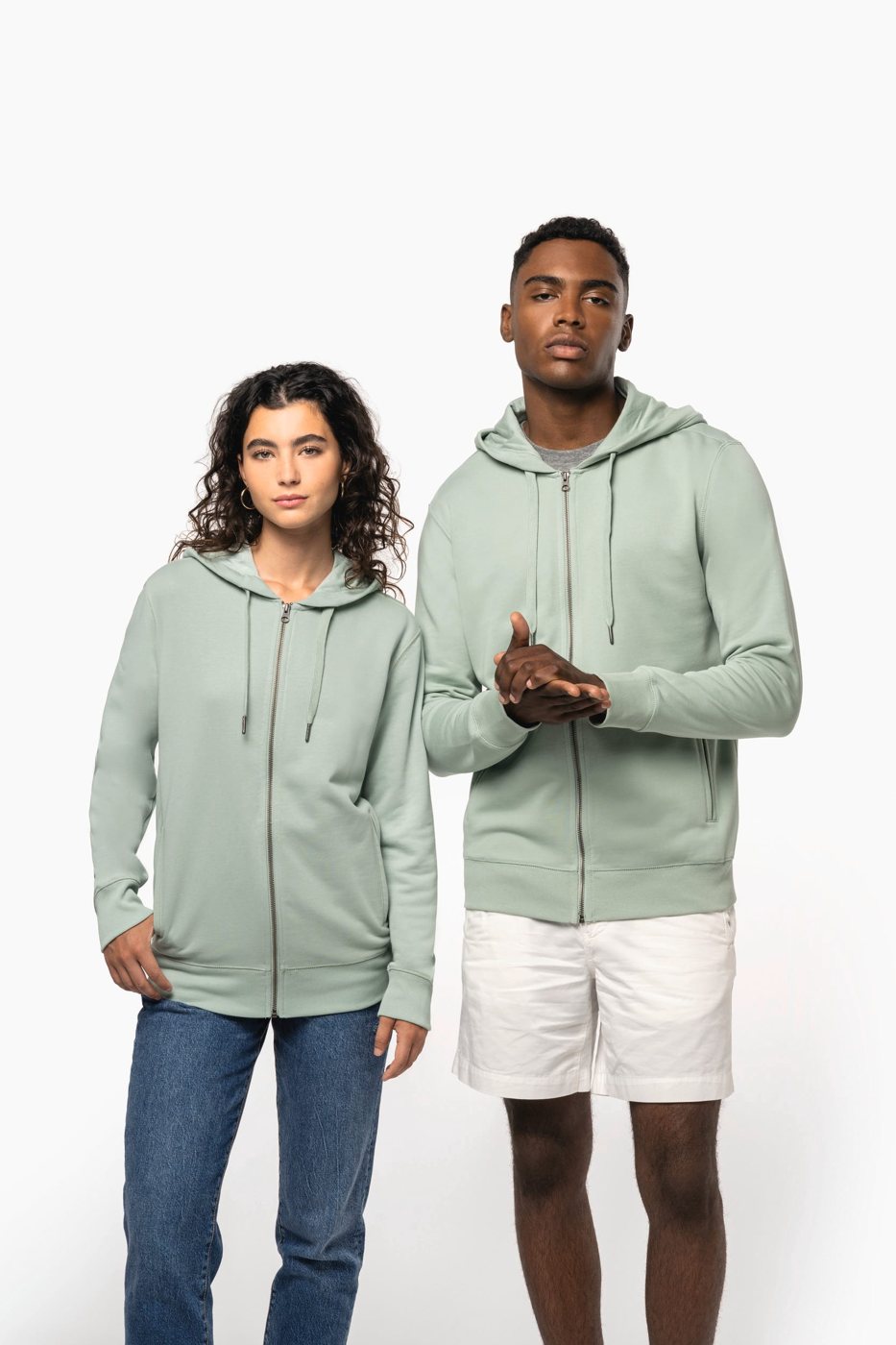 Vrouw en man in een mintgroen vest met capuchon en rits