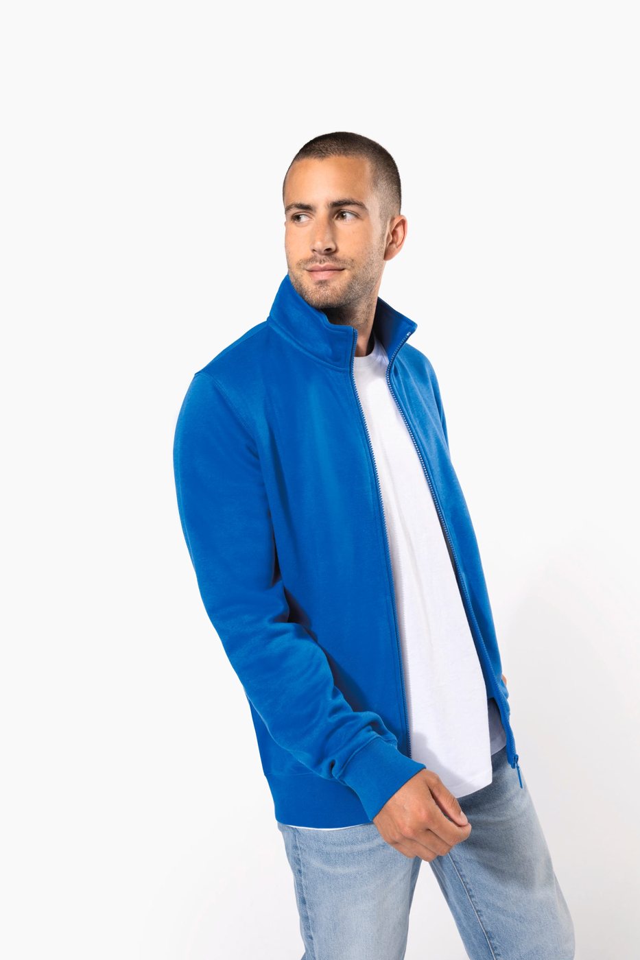 Man in een kobaltblauw jasje met rits over een wit shirt