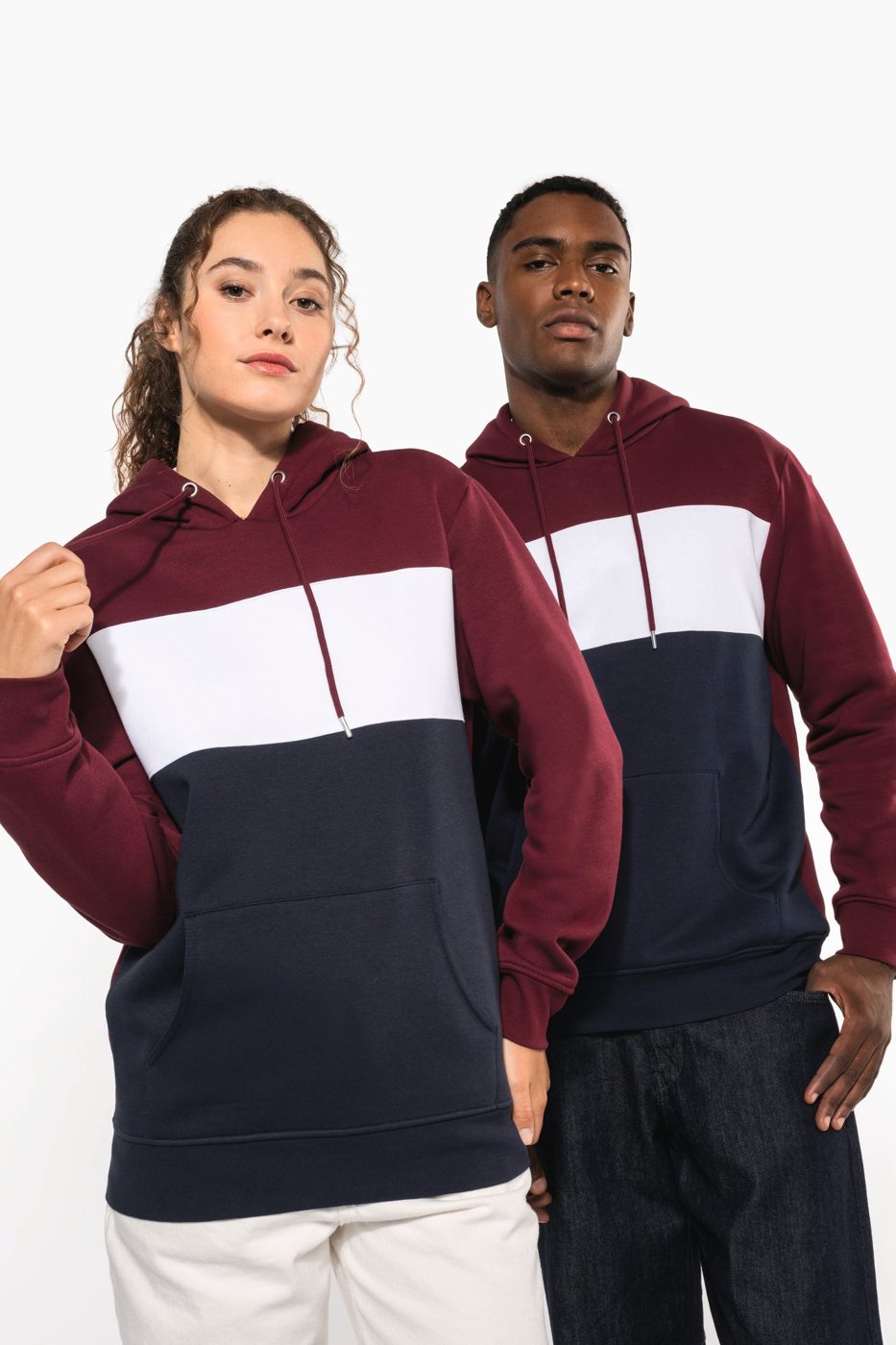 Vrouw en man in een hoodie met bordeaux, witte en donkerblauwe banen