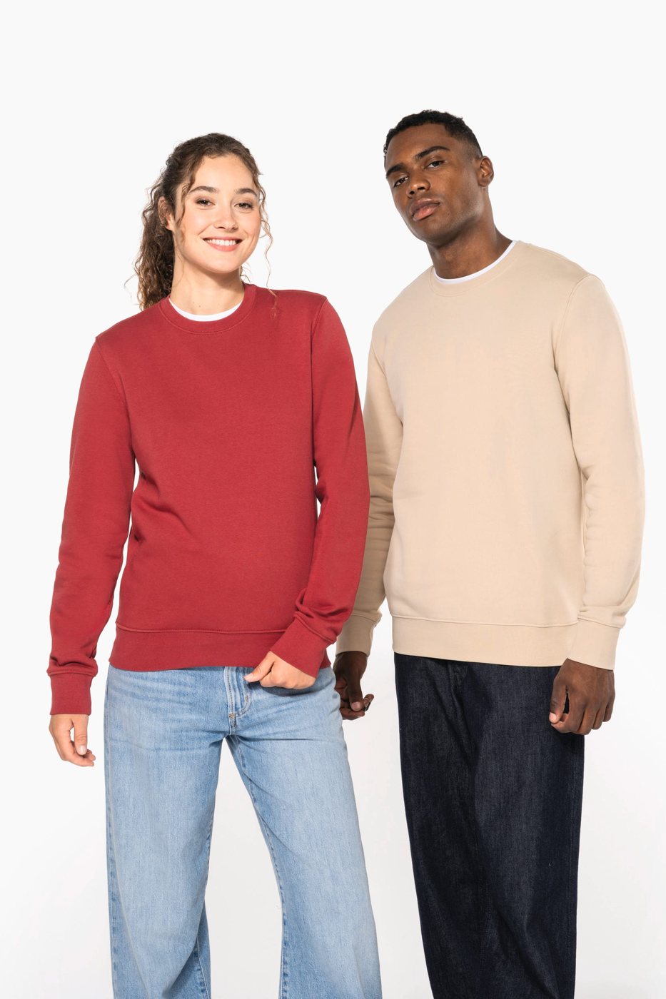 Vrouw in een rode en man in een zandkleurige sweater