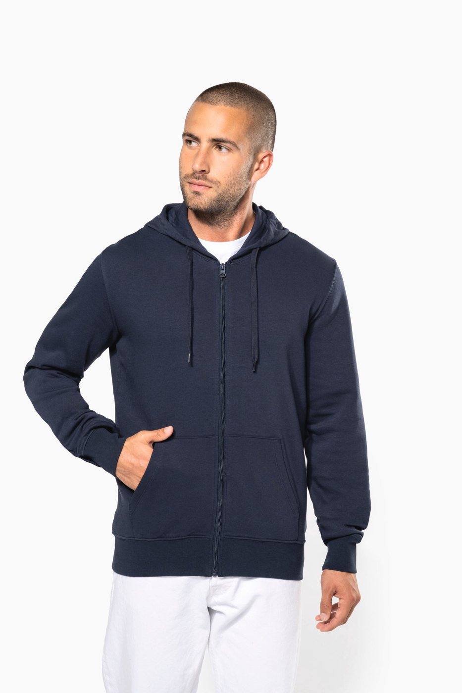 Man in een donkerblauw vest met capuchon en rits