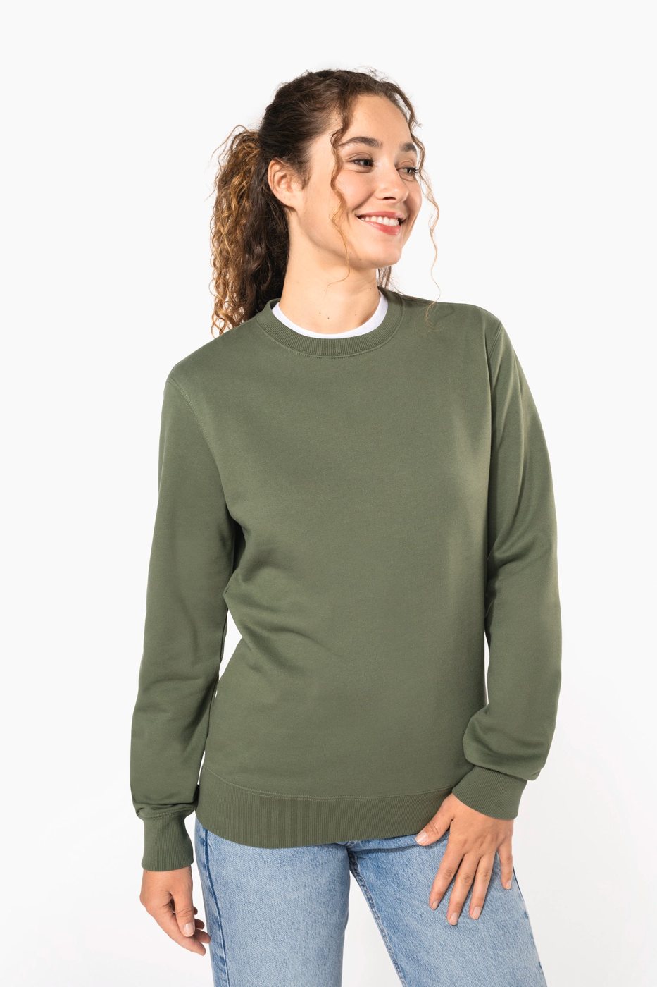 Lachende vrouw in een olijfgroene sweater met ronde hals