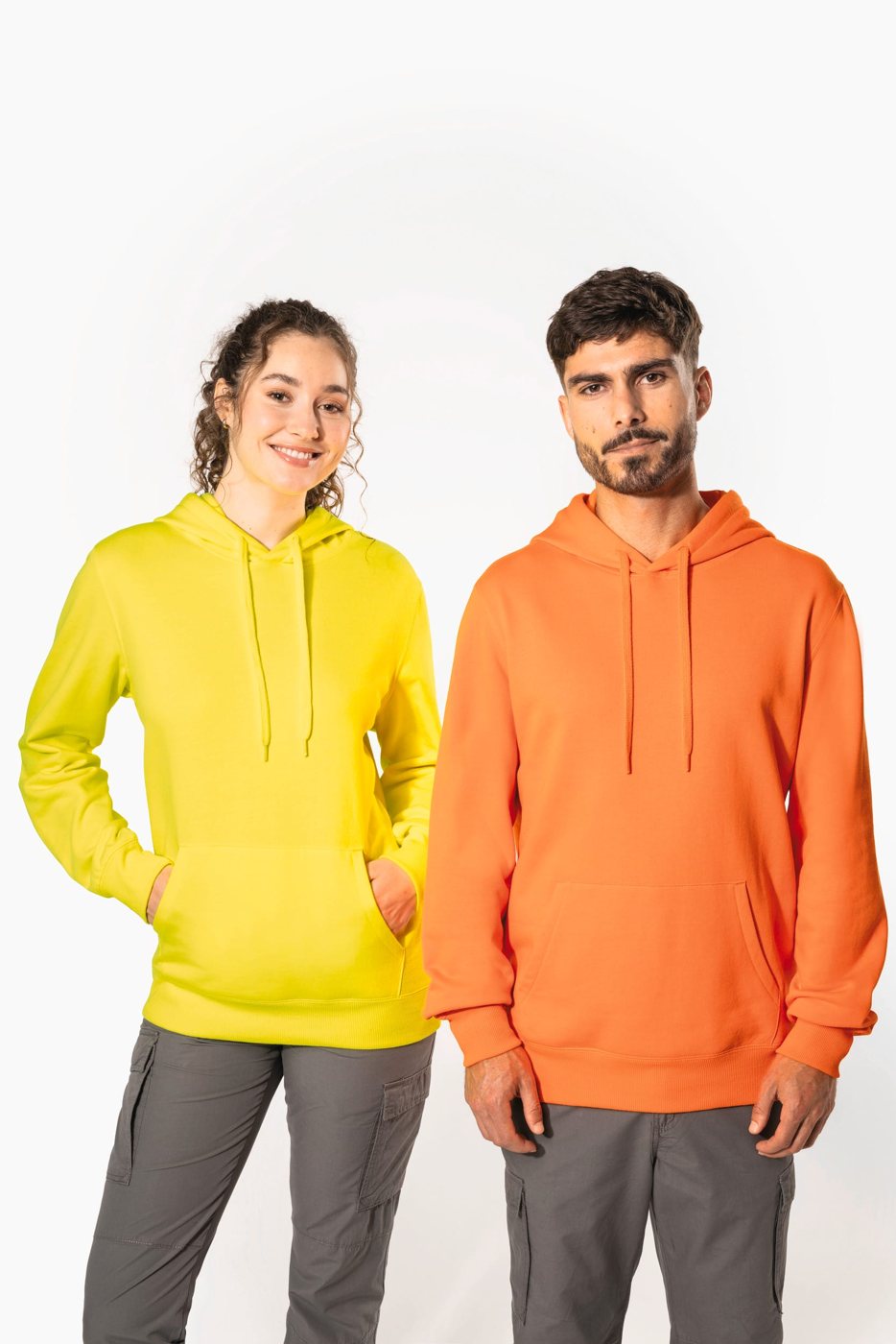 Vrouw en man in een hoodie in geel en oranje