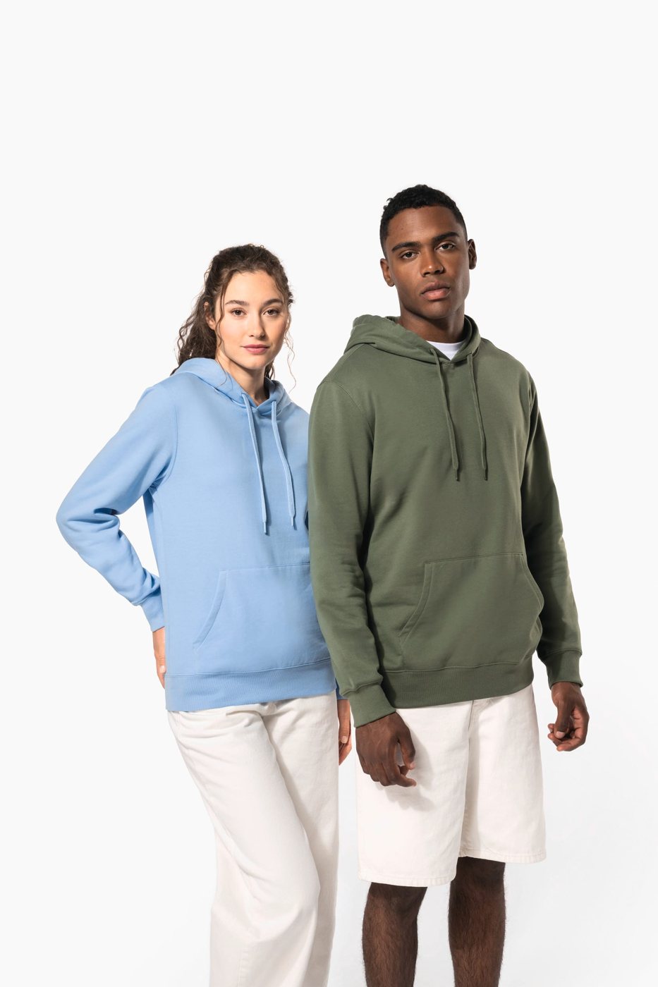 Vrouw in een lichtblauwe hoodie en man in een olijfgroene hoodie naast elkaar