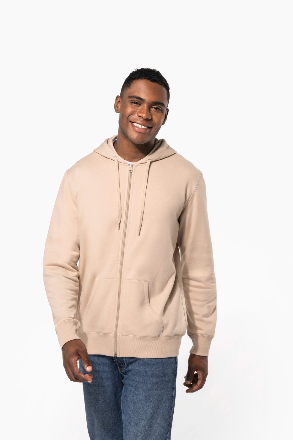 Lachende man in een beige hoodie met rits