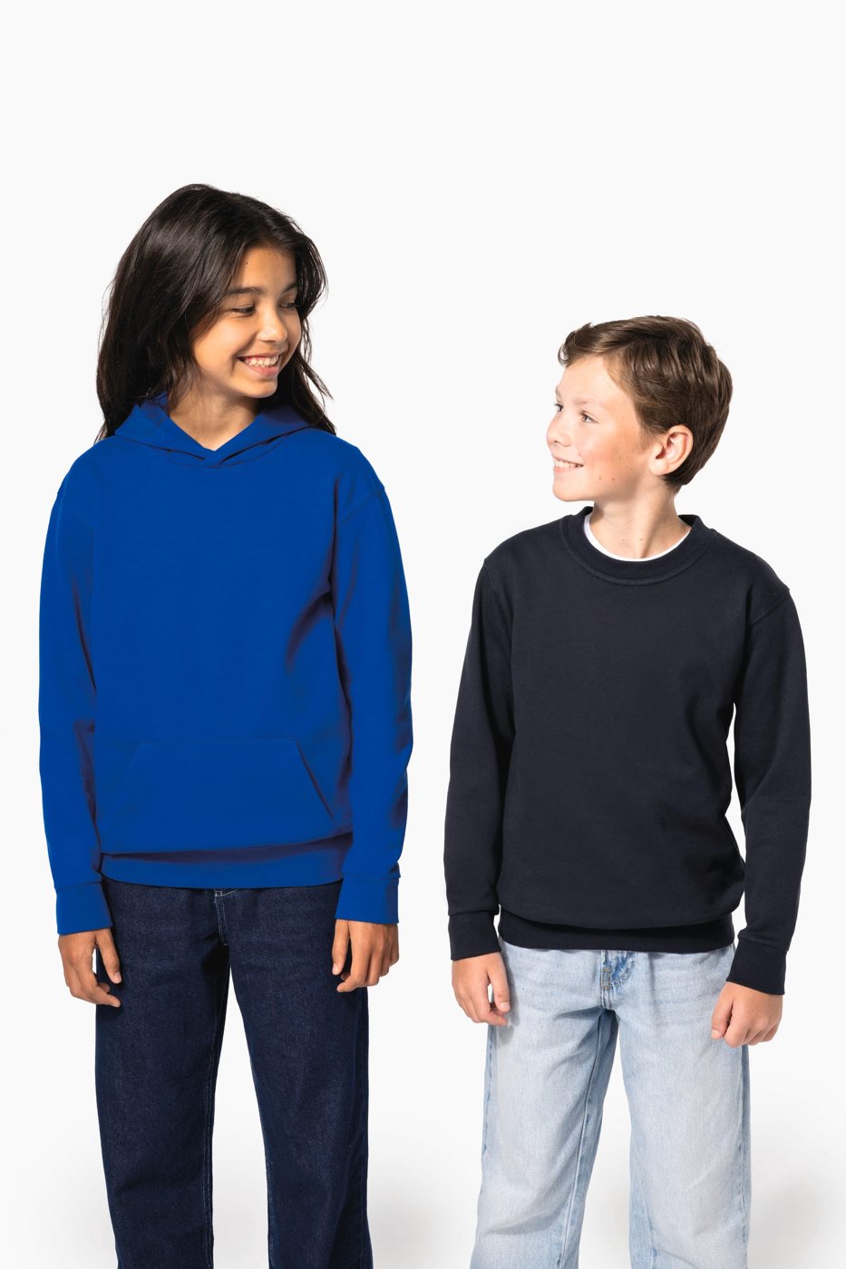 Meisje in een blauwe hoodie en jongen in een donkerblauwe sweater