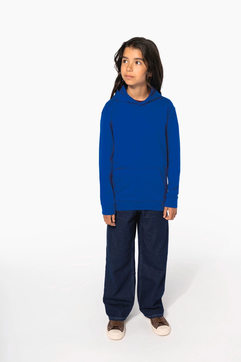 Meisje in een koningsblauwe hoodie