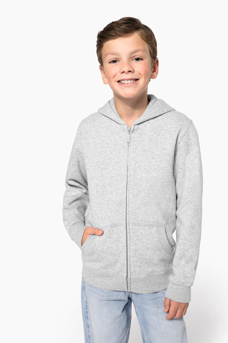 Lachende jongen in een lichtgrijze hoodie met rits