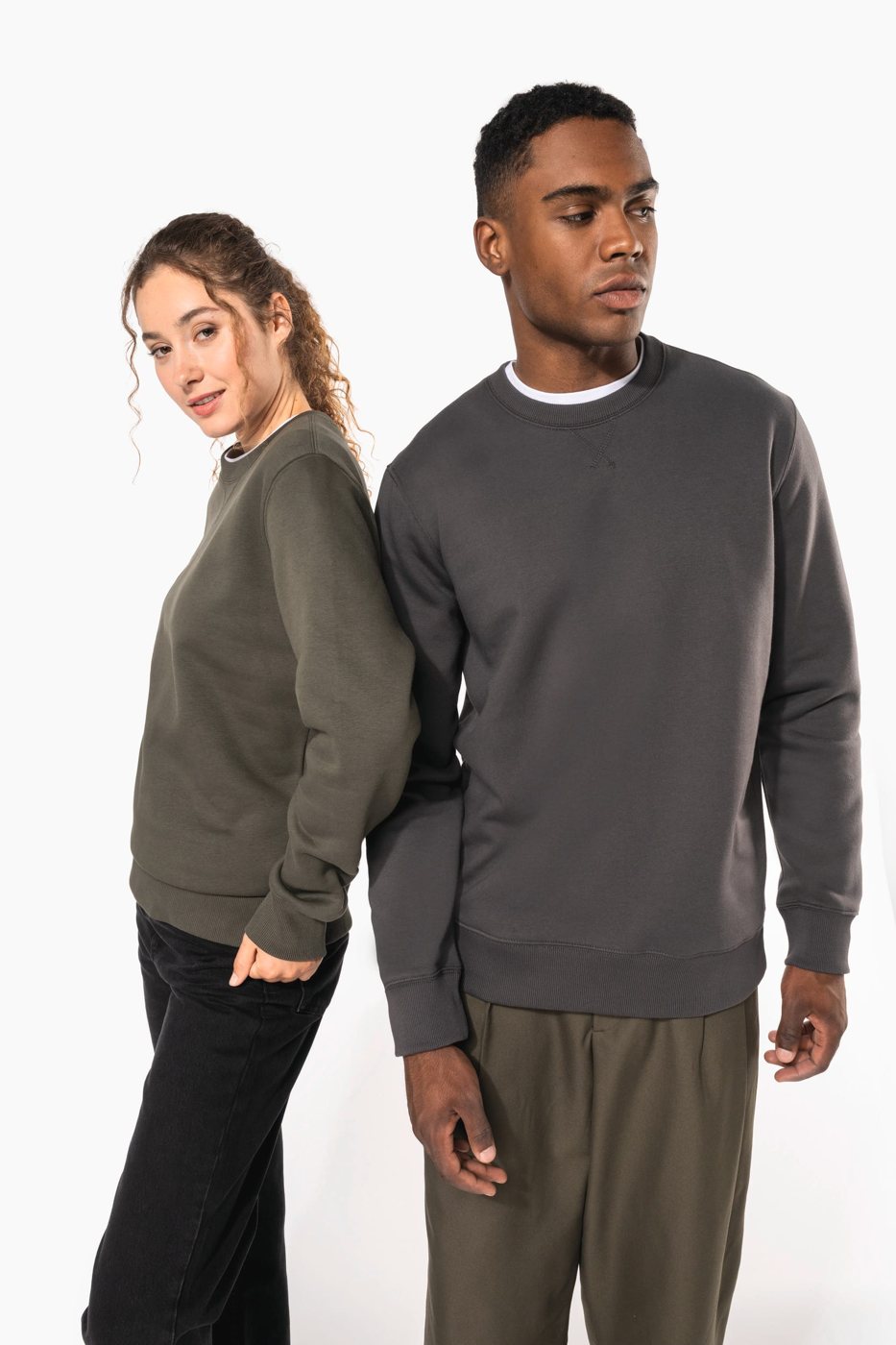 Vrouw in een kaki en man in een antraciet sweater