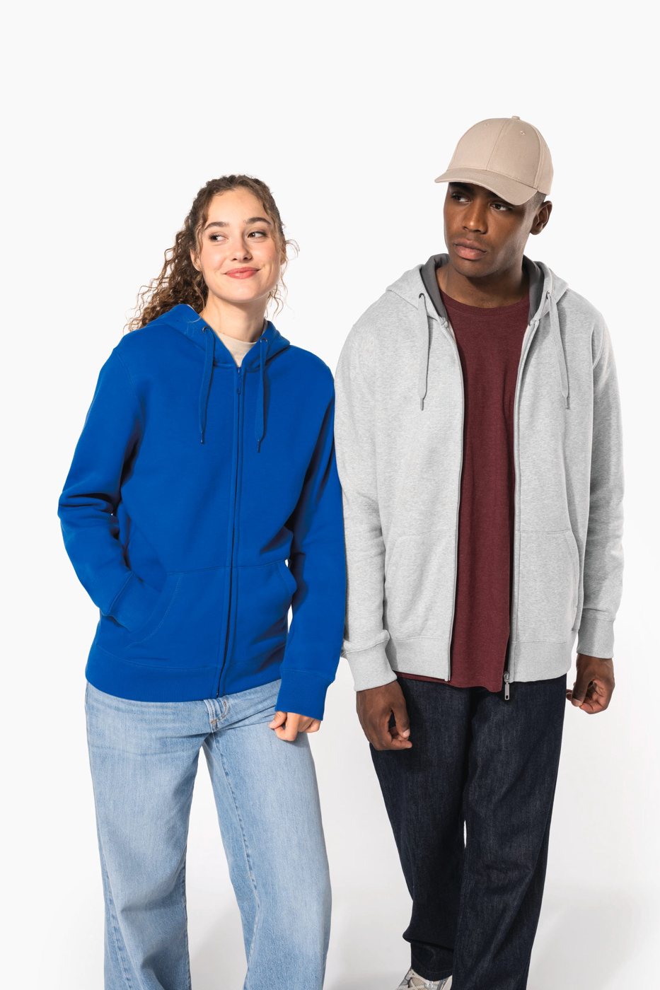 Vrouw in een kobaltblauw en man in een lichtgrijs vest met capuchon