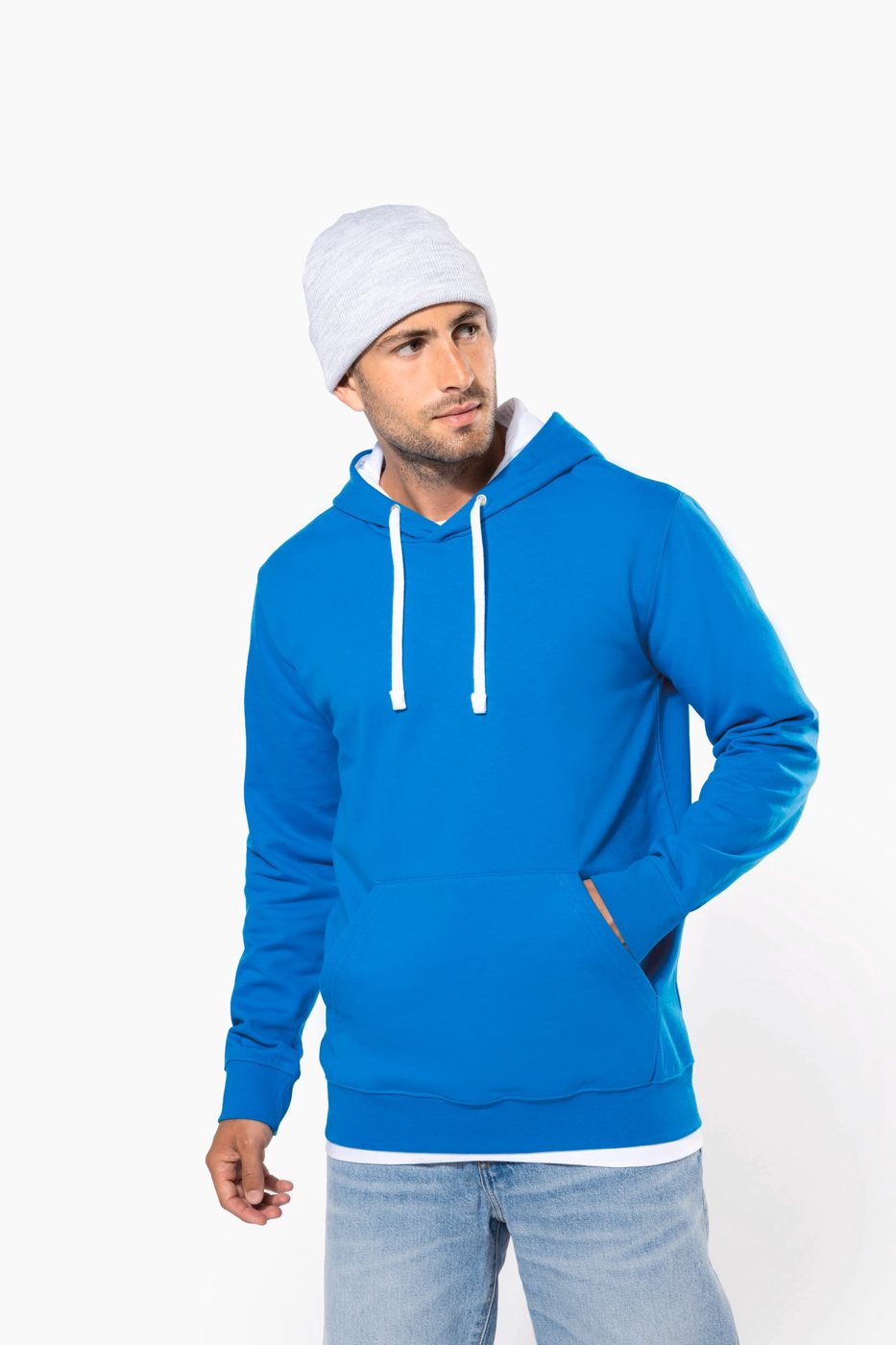 Man met een grijze muts in een kobaltblauwe hoodie met witte koorden