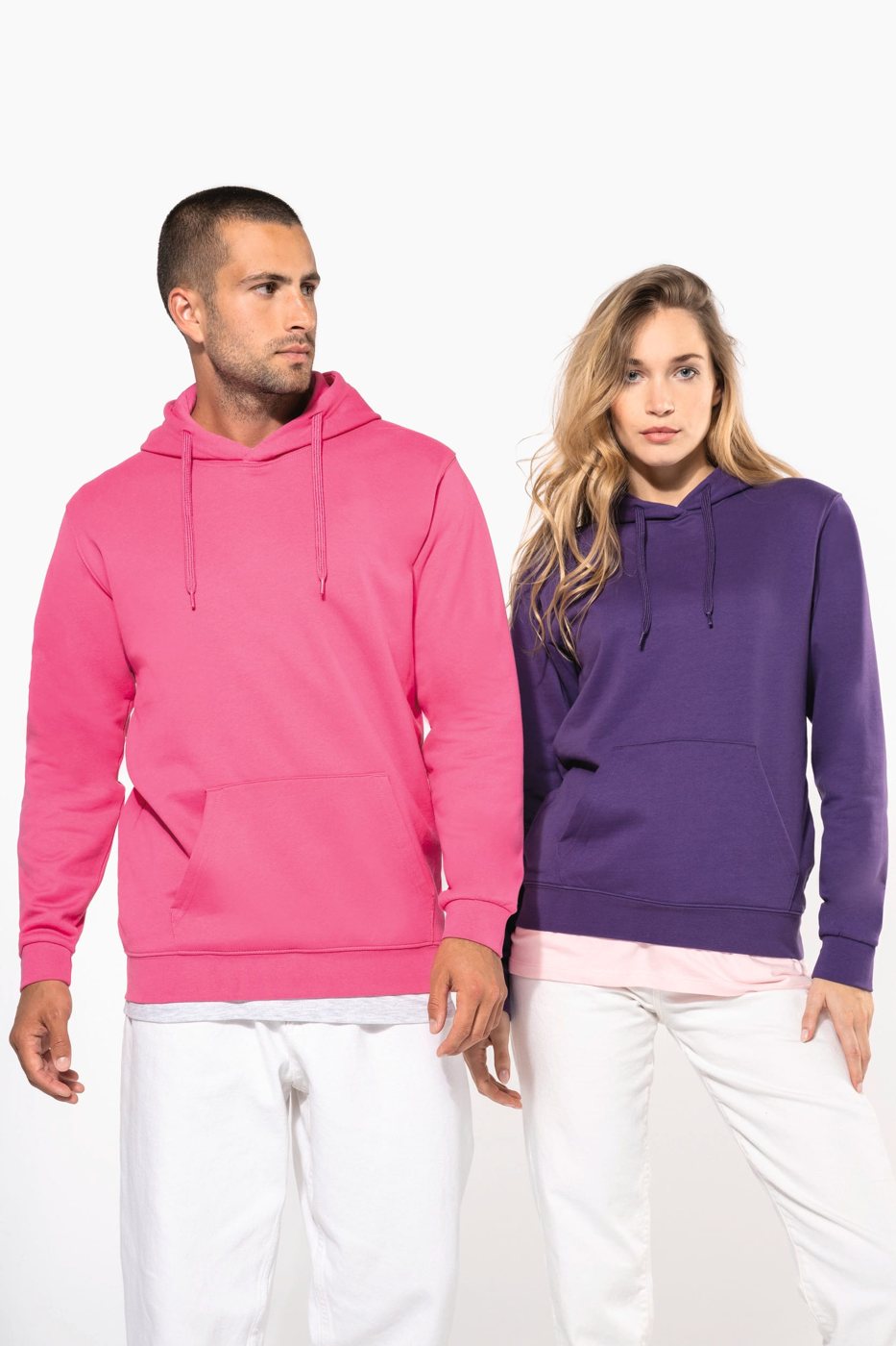 Man in een roze hoodie naast een vrouw in een paarse hoodie