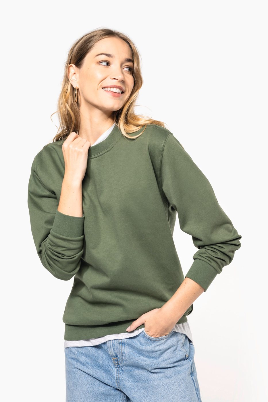 Lachende vrouw in een olijfgroene sweater met ronde hals
