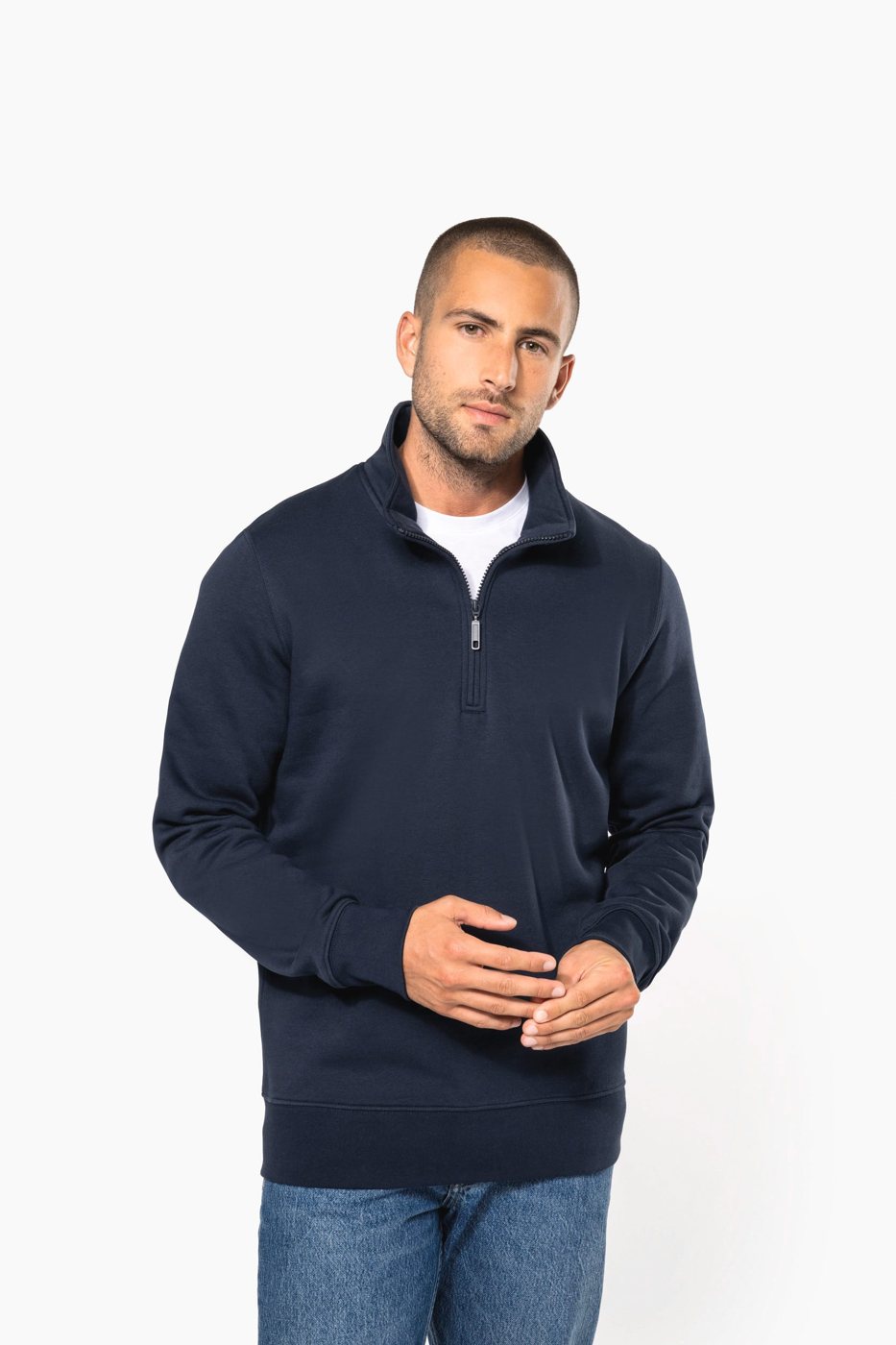Man in een donkerblauwe sweater met korte rits in de kraag