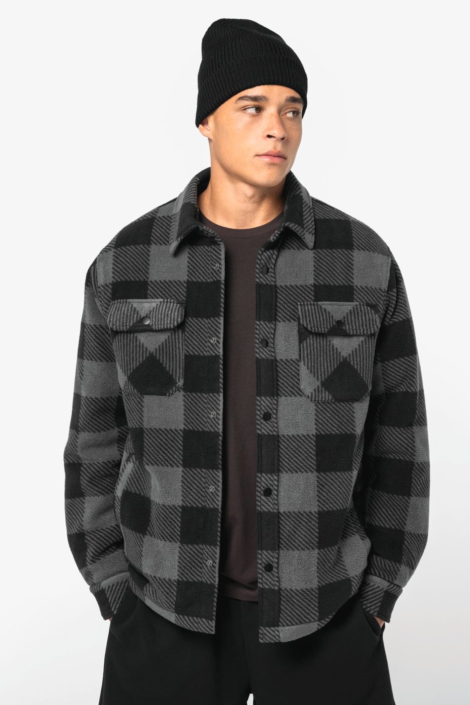 Man with a beanie in a grey-black checked overshirt