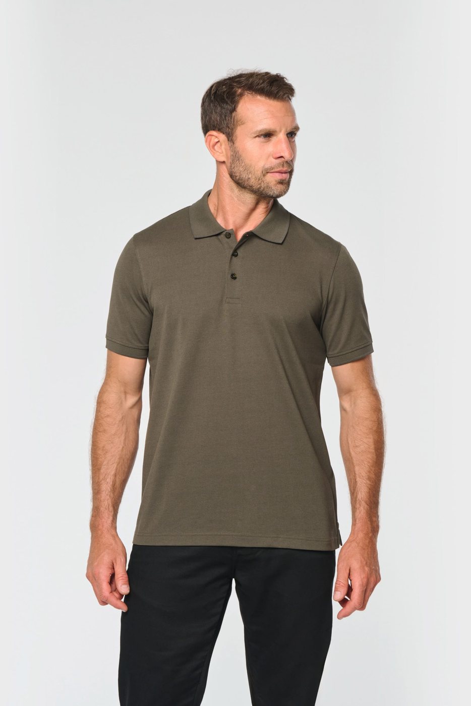 Man in een kakigroene polo met korte mouwen