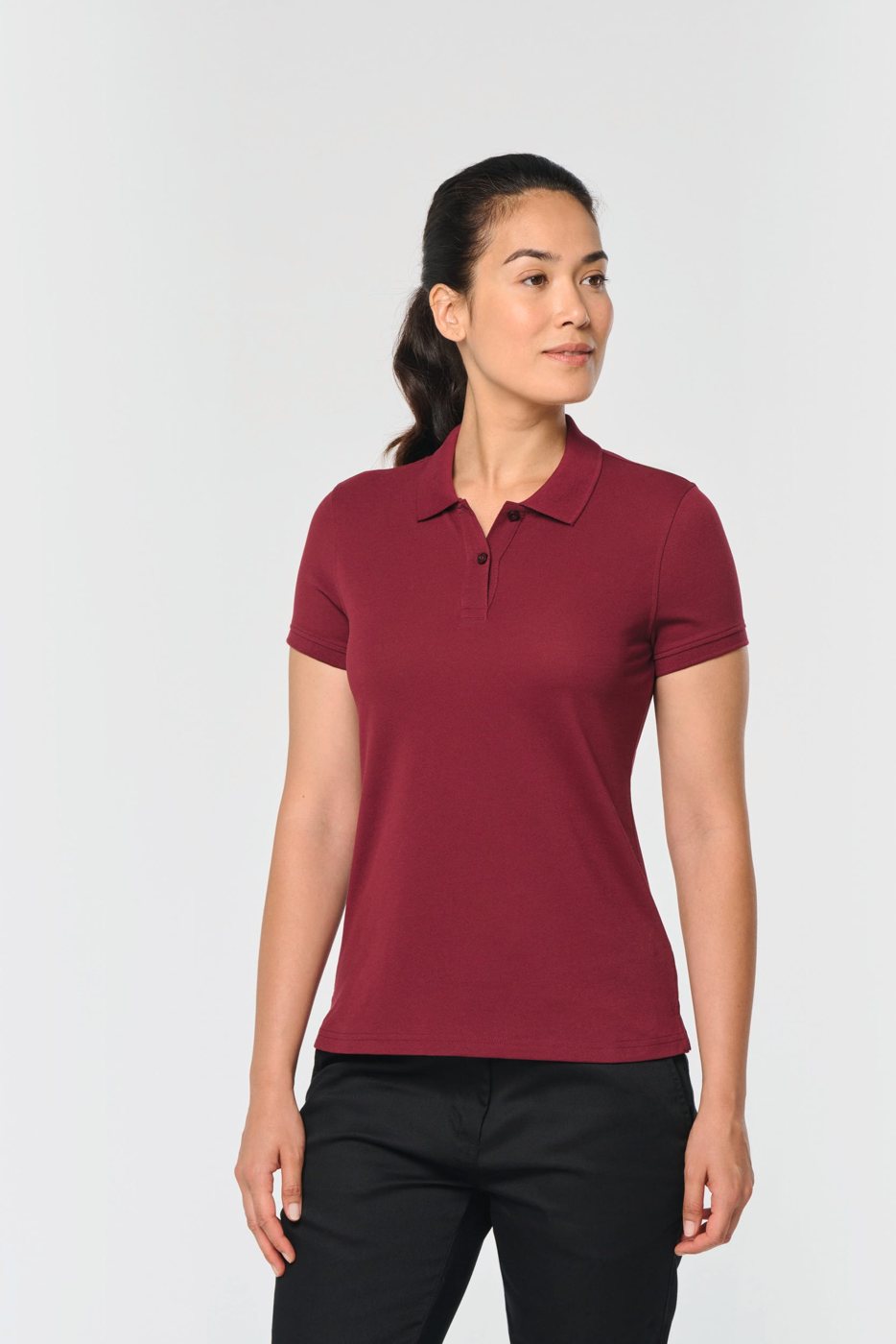 Vrouw in een wijnrode polo met korte mouwen