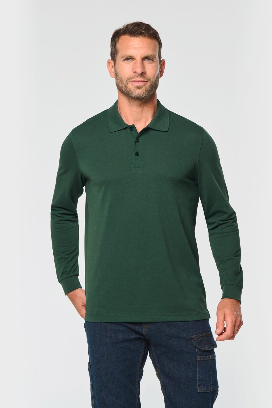 Man in een donkergroene polo met lange mouwen en werkbroek